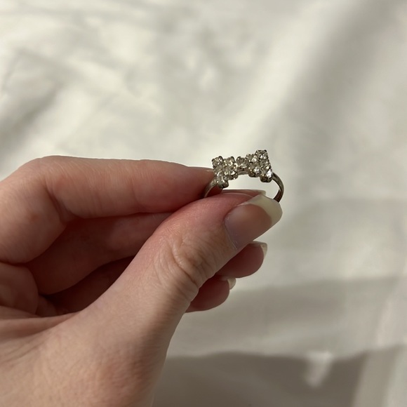 Sparkly silver bow ring - Picture 2 of 2